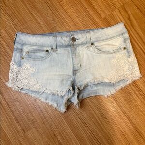 AMERICAN EAGLE Distressed light Denim  Lace Inset Jean Shorts Sz 8 low rise